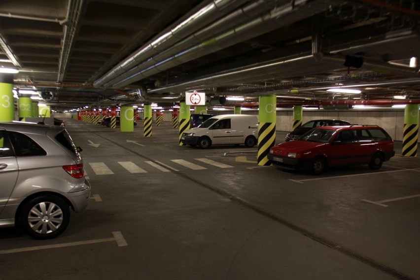 Parking pod Dworcem Głównym obniża ceny i wciąż świeci pustkami (ZDJĘCIA)