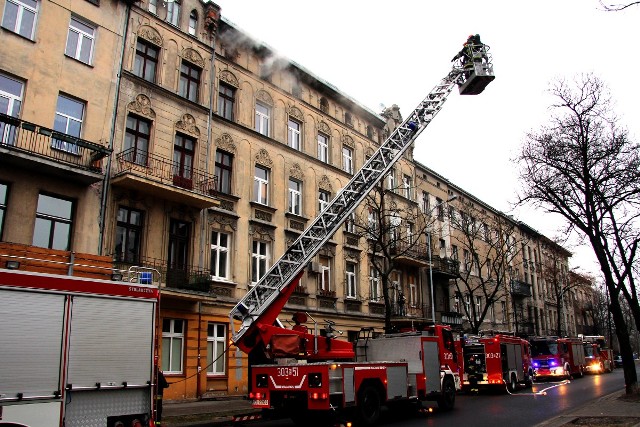 W pożarze mieszkania na poddaszu kamienicy przy Orlej 12 w Łodzi zginęła ok. 60-letnia kobieta