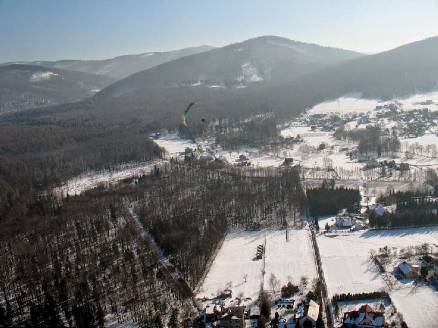 Beskid Ślaski z lotu ptaka. Zobacz zimowe zdjęcia wykonane przez paralotniarza