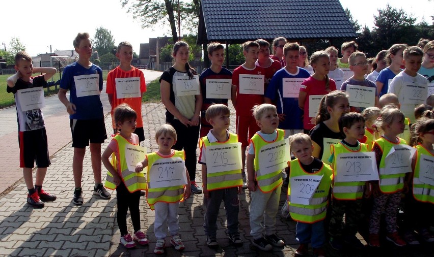 „Sprintem do maratonu”. Przedszkolaki Zespołu Szkolno-Przedszkolnego w Nądni biegają - 20 maja 2016 [Zdjęcia