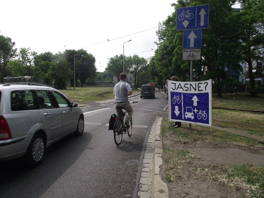 Wrocław: Rowerzyści uczą kierowców jak jeździć (FILMY I ZDJĘCIA)