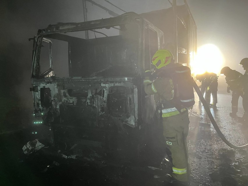 Pożar samochodu ciężarowego na drodze pomiędzy Esterpolem, a Ludwikowem. Z ogniem walczyły cztery zastępy straży pożarnej [zdjęcia]