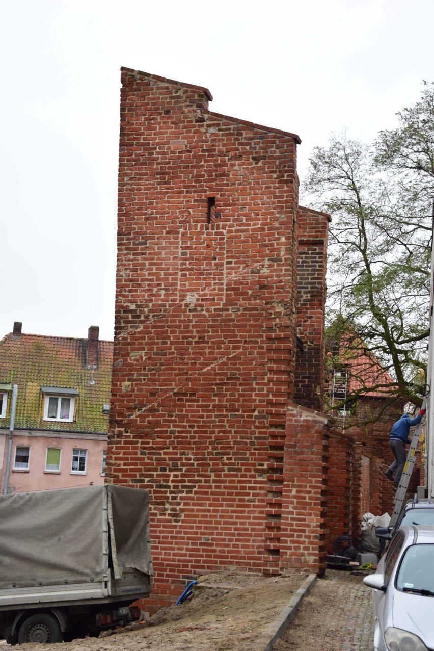 Zewnętrzne muzeum fortyfikacji w Malborku ciągle powstaje [ZDJĘCIA]. Trwają prace przy murach
