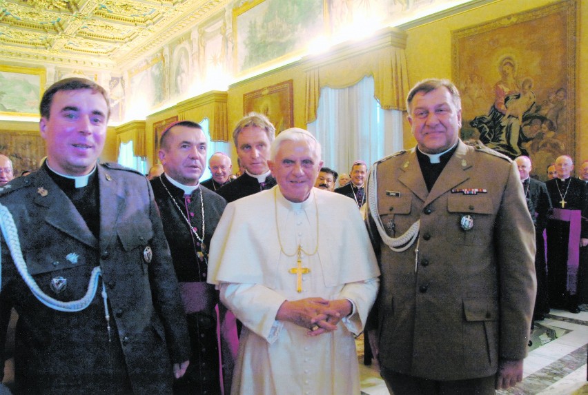 Ks. płk Jan Osiński (pierwszy od lewej)  na spotkaniu z...