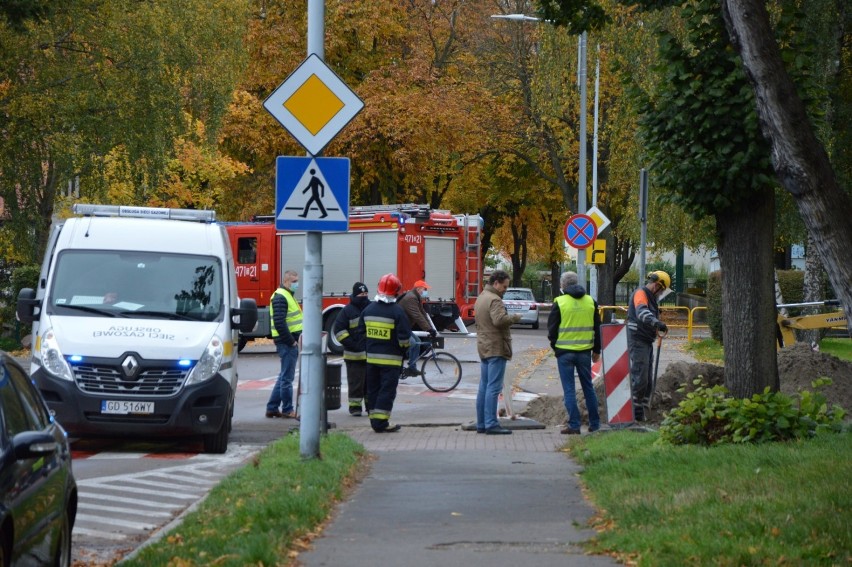 Lębork. Przy pracach ziemnych na rogu Okrzei i 1 Maja doszło do uszkodzenia gazociągu