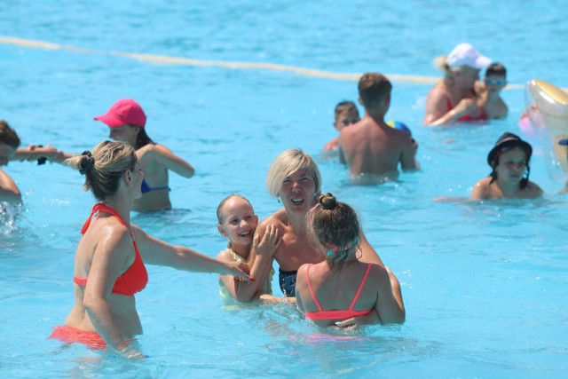 Wysokie temperatury przyciągnęły na pływalnię letnią w Sielcu prawdziwe tłumy. Zobacz kolejne zdjęcia. Przesuwaj zdjęcia w prawo - naciśnij strzałkę lub przycisk NASTĘPNE