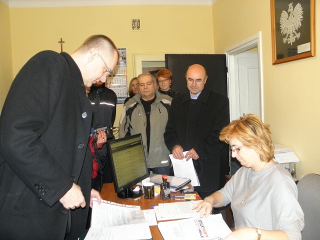Związkowcy podczas składania projektu w Biurze Rady Miasta