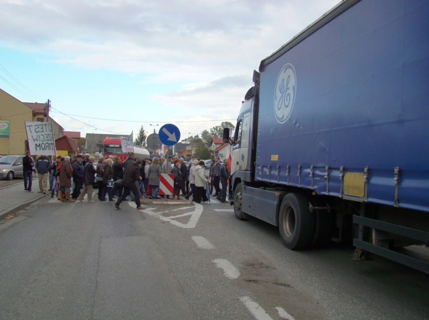 Protest w Spytkowicach. Mieszkańcy chcą wygonić tiry na autostradę