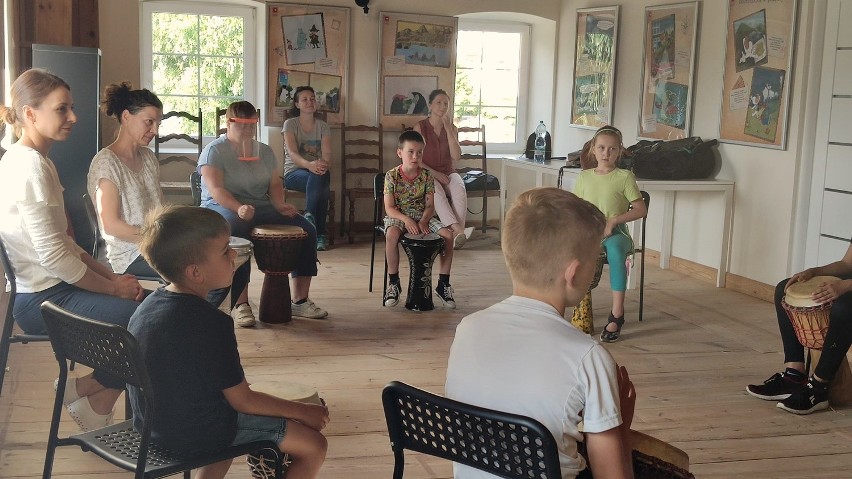 Warsztaty bębniarskie w Niebieskim Młynie w Kraśniku. Uczestnicy uczą się m.in. techniki gry na djembe. Zdjęcia