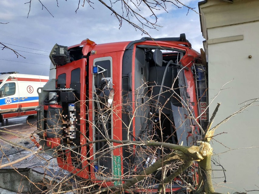 Damienice. Wóz bojowy straży pożarnej zjechał z drogi i wpadł do rowu [ZDJĘCIA]