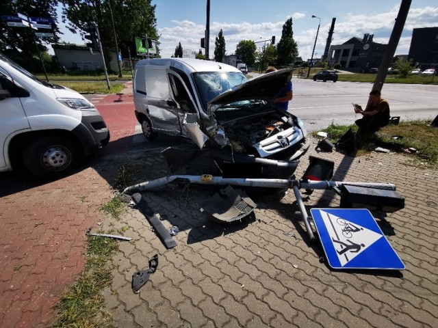 Cztery osoby w szpitalu, dwa uszkodzone auta i sprzątnięty znak przejścia dla pieszych – to bilans poniedziałkowego zderzenia aut na skrzyżowaniu ulicy Polnej z Chrobrego.

 Do zdarzenia doszło w  poniedziałek około godz 13.30 na skrzyżowaniu ulic Polna i Chrobrego. Według wstępnych ustaleń toruńskiej policji osobowy peugeot na bydgoskich numerach rejestracyjnych jadący ul. Polną ustawił się na lewoskręcie w stronę ul. Chrobrego.   

Zobacz także: Taksówki w Toruniu. Ile kosztuje kilometr? [CENNIK]

Niespodziewanie zmienił jednak pas na prawy. Wtedy miał uderzyć w niego osoby renault, który poruszał się ul. Polną w kierunku ulicy Grudziądzkiej. 

Do szpitali trafiły w sumie cztery osoby. - Były przytomne, gdy zabierały je karetki – jak informuje Wojciech Chrostowski z toruńskiej policji, od stanu poszkodowanych zależeć będzie jak policja zakwalifikuje zdarzenie, czy jako kolizję czy też wypadek, jeśli obrażenia okażą się poważne. 

Bilans tego zdarzenia to w sumie 4 osoby w szpitalu, dwa mocno uszkodzone auta i skasowany słupek sygnalizacji  świetlnej ze znakiem przejścia dla pieszych.