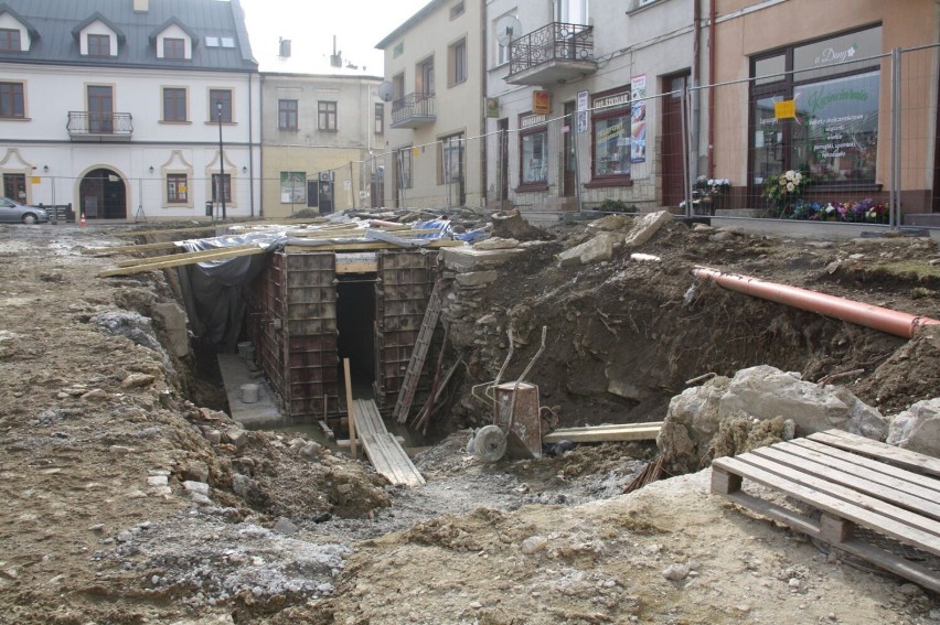 Rewitalizacja rynku w Dukli. Przebudowa piwnic zbliża się do półmetka. Co wykopali archeolodzy podczas ich oczyszczania? [ZDJĘCIA]