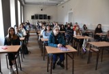 Tarnów. Młodzież z Ukrainy rozpoczyna naukę w oddziałach przygotowawczych I LO. Szkoła przygotowała dla nich niespodzianki [ZDJĘCIA]