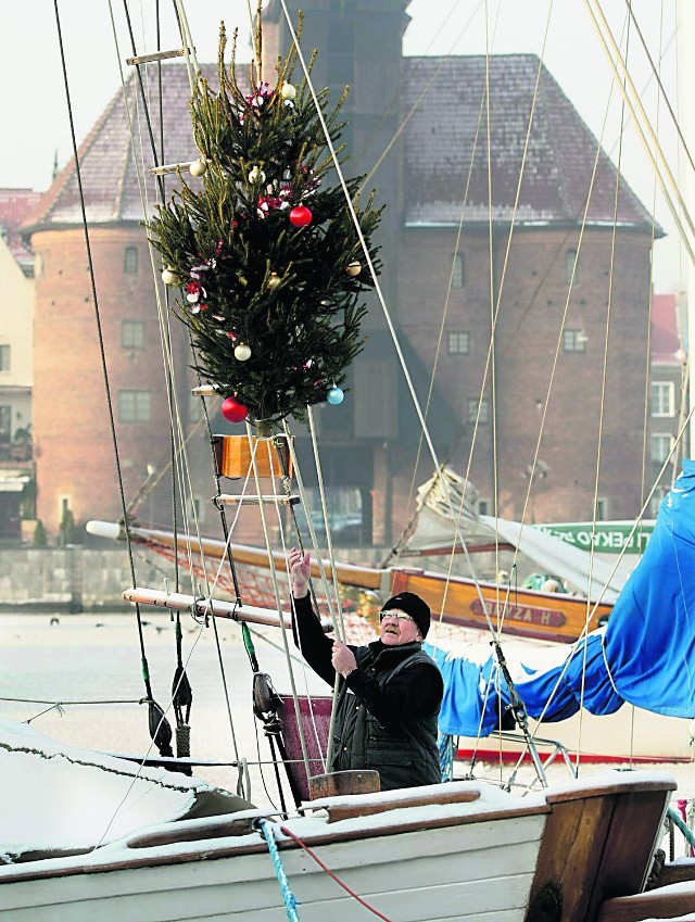 Zgodnie z morskim zwyczajem na maszcie żaglowca "Antica", cumującego w Marinie Gdańsk, kpt. Jerzy Wąsowicz zawiesił świąteczną choinkę.