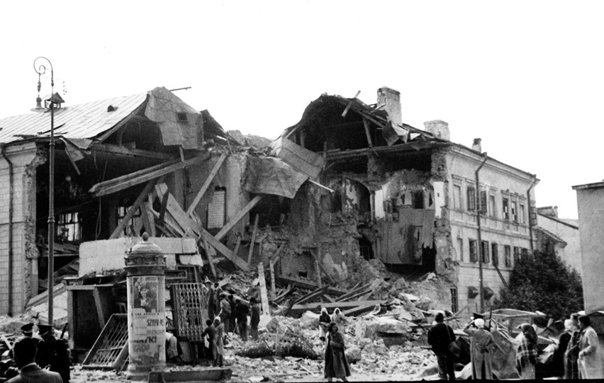 Tak wyglądał ratusz po bombardowaniu we wrześniu 1939 r.