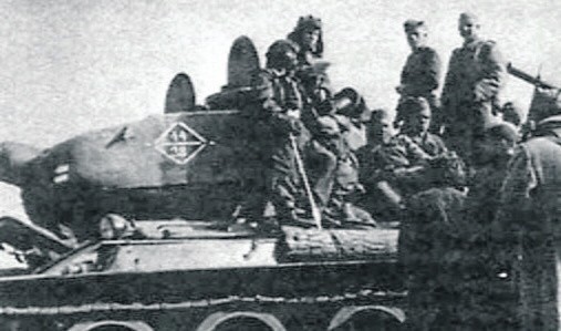 Czołg T-34 z desantem piechoty w rejonie Gdańska