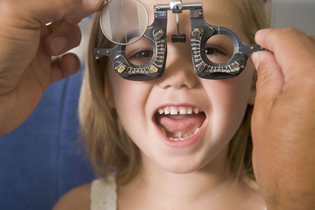 Już z dwulatkiem warto pójść do okulisty na kontrolę oczu.