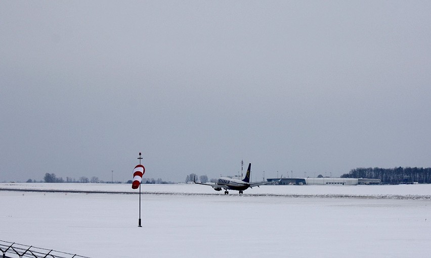 Lądowanie samolotu Ryanair na lotnisku
