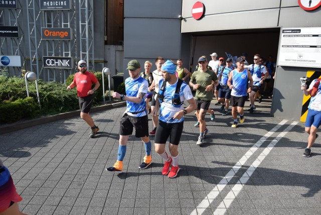 Impreza pod hasłem "Ultramaraton 40 rybnickich rond" odbywa się w Rybniku już po raz siódmy. W tym roku zawodnicy mają do pokonania dystans o długości 73 kilometrów. Na trasę w niedzielny poranek wybiegło 80 śmiałków.