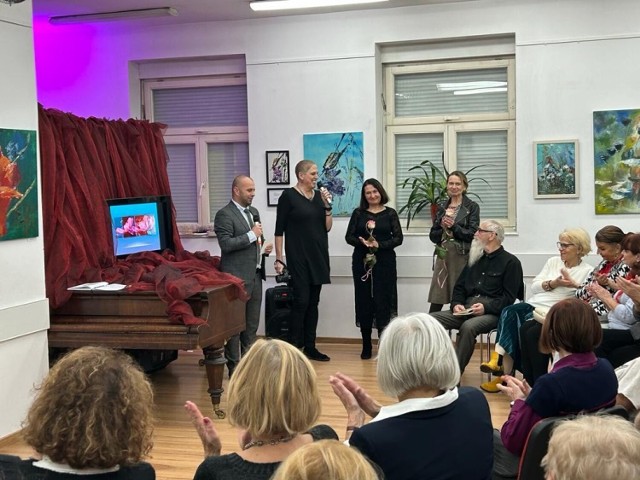 Wystawa malarstwa Elżbiety Nowak i fotografii Agnieszki Skrzypczak w Kielcach odbyła się w czwartek w klubie Miniatura w Kielcach.