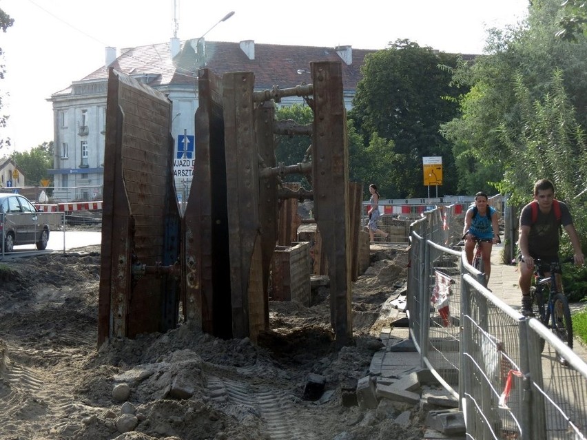 Psie Pole jak po bitwie. Trwa remont, całe centrum rozkopane (ZDJĘCIA, FILM)