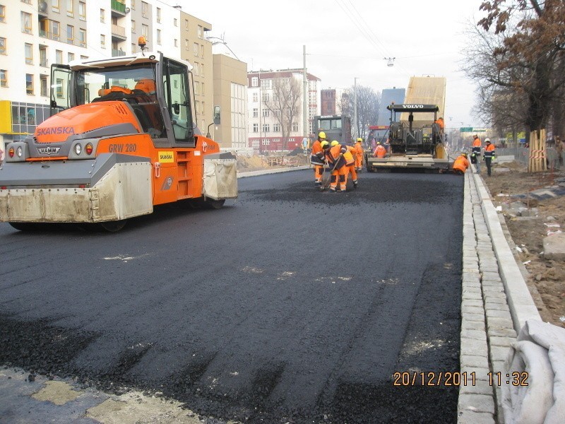 Wrocław: Na Pułaskiego położyli pierwszą warstwę asfaltu (ZDJĘCIA)
