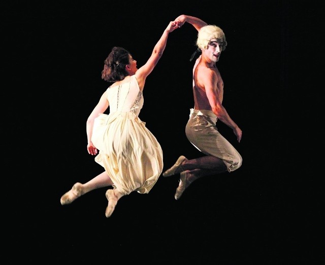 Scena z "Six Dances"