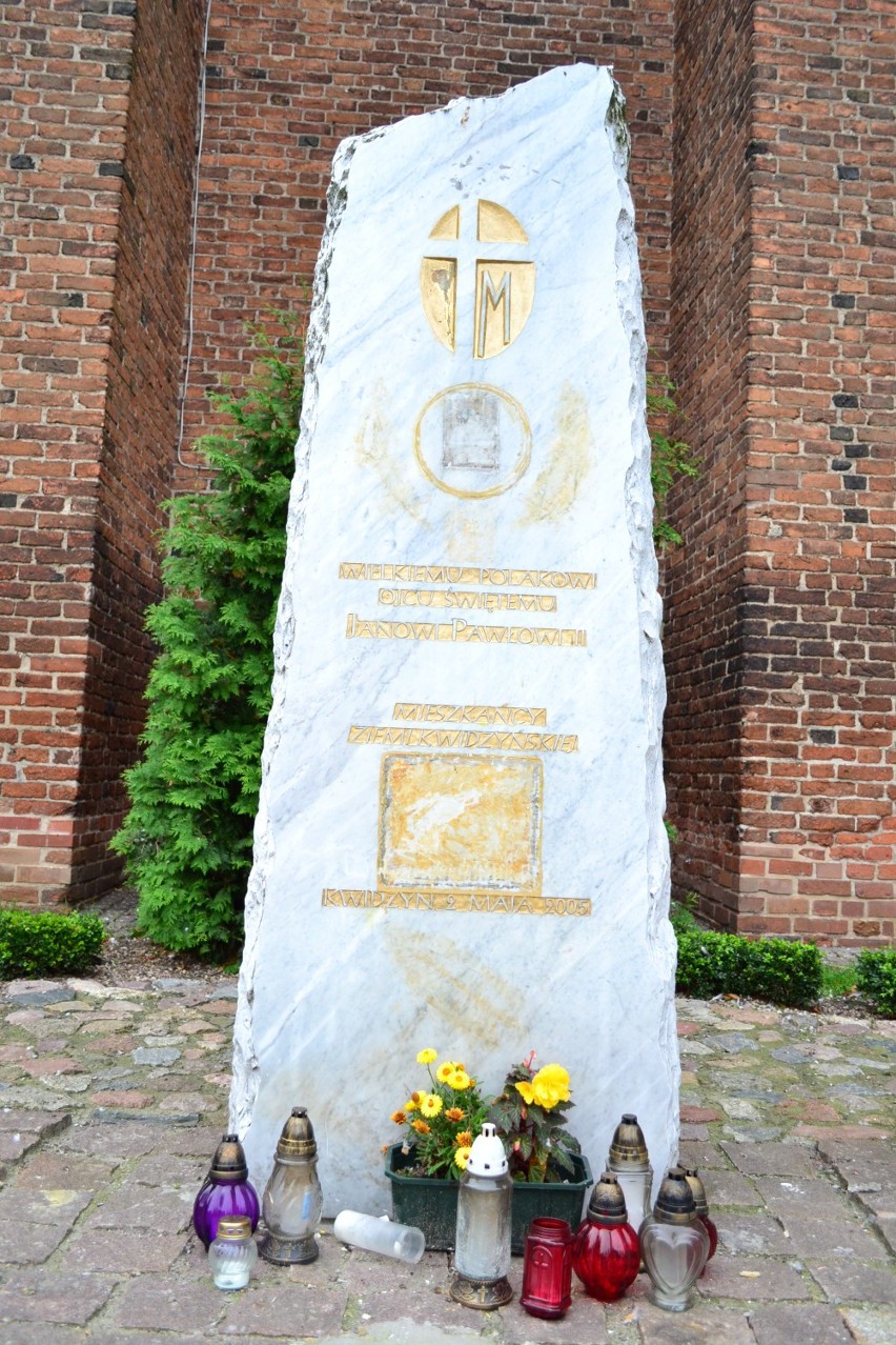 Kwidzyn: Zdewastowano obelisk Jana Pawła II. Policja szuka sprawcy [ZDJĘCIA]