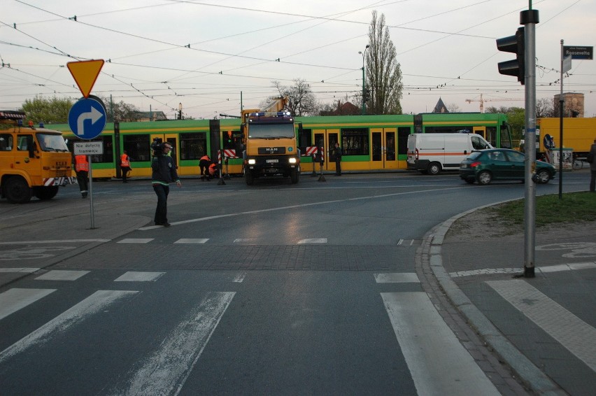 Poznań: Zablokowany Most Teatralny - tramwaj wypadł z szyn (ZDJĘCIA)
