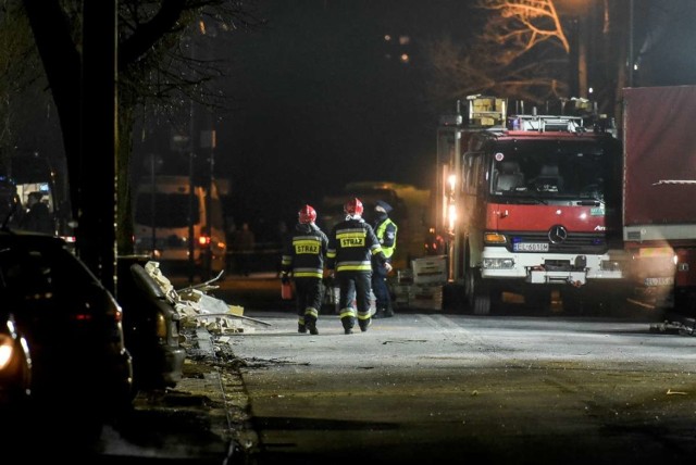 Strażacy przeczesywali gruzowisko przez całą noc.