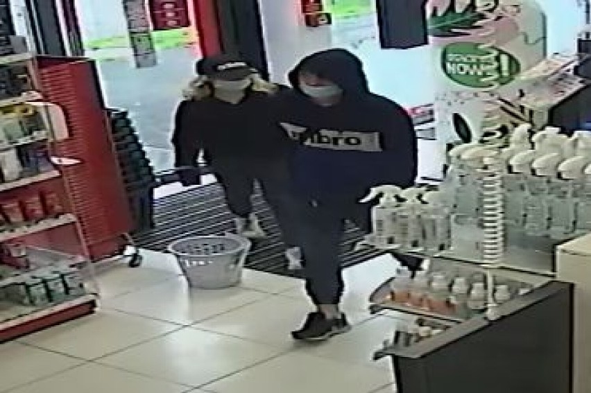 Dwie osoby ukradły kosmetyki ze sklepu. Rozpoznajesz ich?...