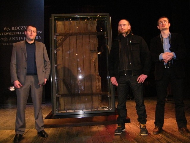 Wykonawcy gabloty (od lewej) Tomasz Chudzikiewicz, Marcin Wiśniewski i Łukasz Mzyk