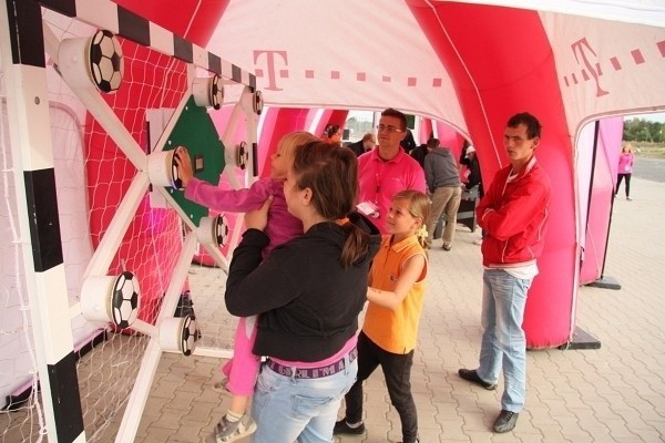 Strefa kibica T-Mobile: Przed meczem Zagłębia fani testowali grę FIFA 13 (ZDJĘCIA)
