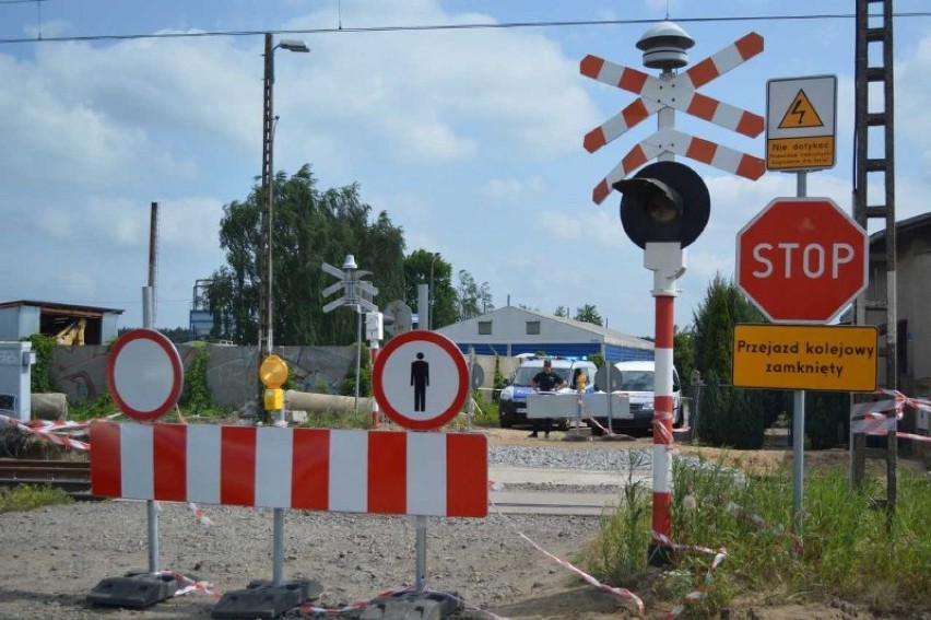 Wypadek na przejeździe kolejowym przy ul. Mierniczej w Lesznie. Nie żyje 16-latek [FOTO]