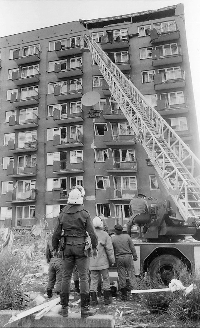 Kwiecień 1995 r. Gdańsk, ul. Wojska Polskiego. Trwa akcja ratownicza. Mieszkańcy uszkodzonego w wybuchu wieżowca opuszczają swoje mieszkania już na zawsze