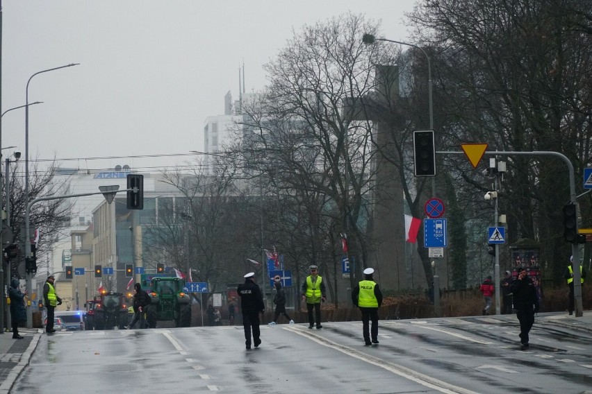 Protestujący opuścili już urząd wojewódzki w Poznaniu i...