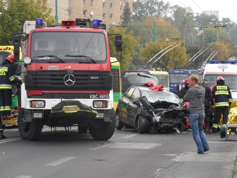 Tragiczny wypadek w Tychach: Samochód wjechał w autobus. Są ranni [ZDJĘCIA]