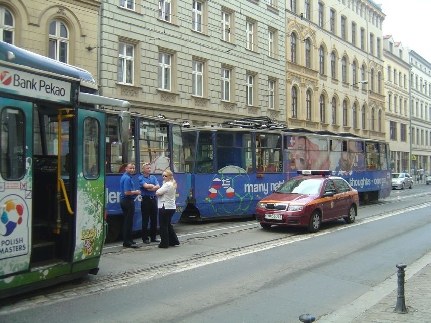 Wrocław: Na Krupniczej wykoleił się tramwaj linii 7 (ZDJĘCIA)