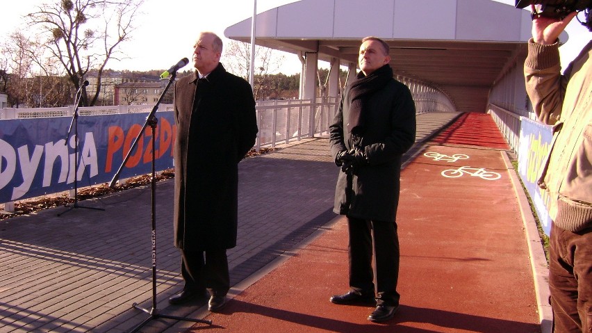 Gdynia: Kładką nad SKM już można przejść do stadionów