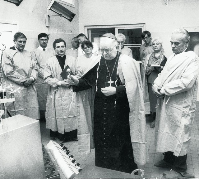 1989 rok. Kardynał Henryk Gulbinowicz przekazał płucoserce klinice kardiochirurgii