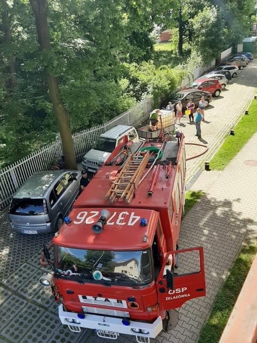 W niedzielę wodę mieszkańcom Dąbrowy Tarnowskiej dostarczali...