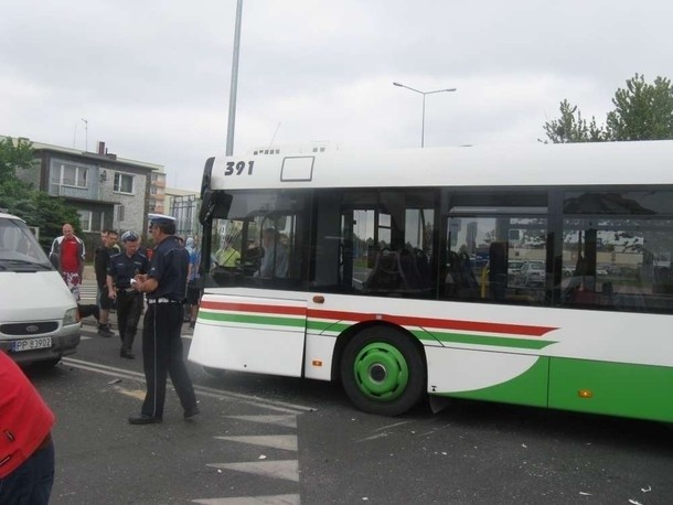 Piła: Autobus MZK zderzył się ze skodą [ZDJĘCIA]