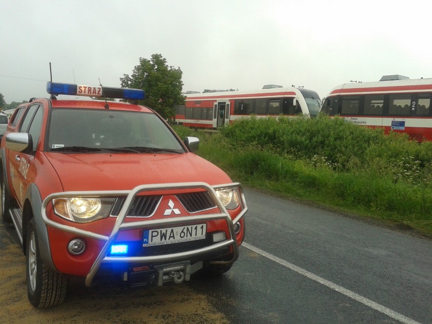 Wypadek w Skokach: TIR wjechał pod pociąg!