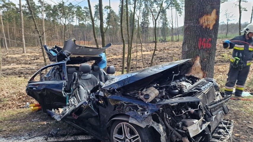 . Mężczyzna wyprzedzając kolumnę samochodów, uderzył w tył...