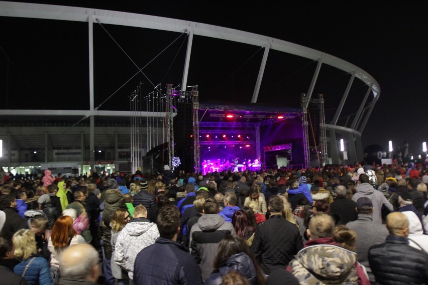 Święto Niepodległości na Stadionie Śląskim [ZDJĘCIA, WIDEO]. Tłumy ludzi z polskimi flagami i pokaz laserów