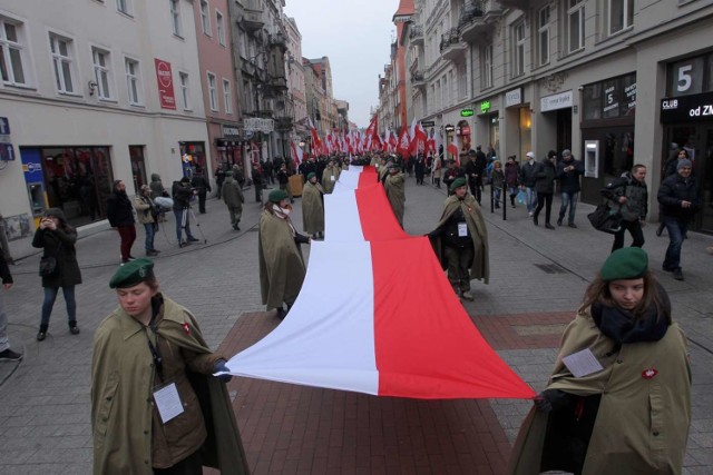 To właśnie w Poznaniu, sto lat temu zastanawiano się nad granicami przyszłego państwa Polskiego. Polski Sejm Dzielnicowy obradował między 3 a 5 grudnia 1918 roku w budynku Kina Apollo na poznańskich Piekarach. Wydarzenie sprzed stu lat odtworzyli poznaniacy, biorący udział w wielkim pochodzie, tym samym, który odbył się w 1918 roku. Zobacz zdjęcia ----->