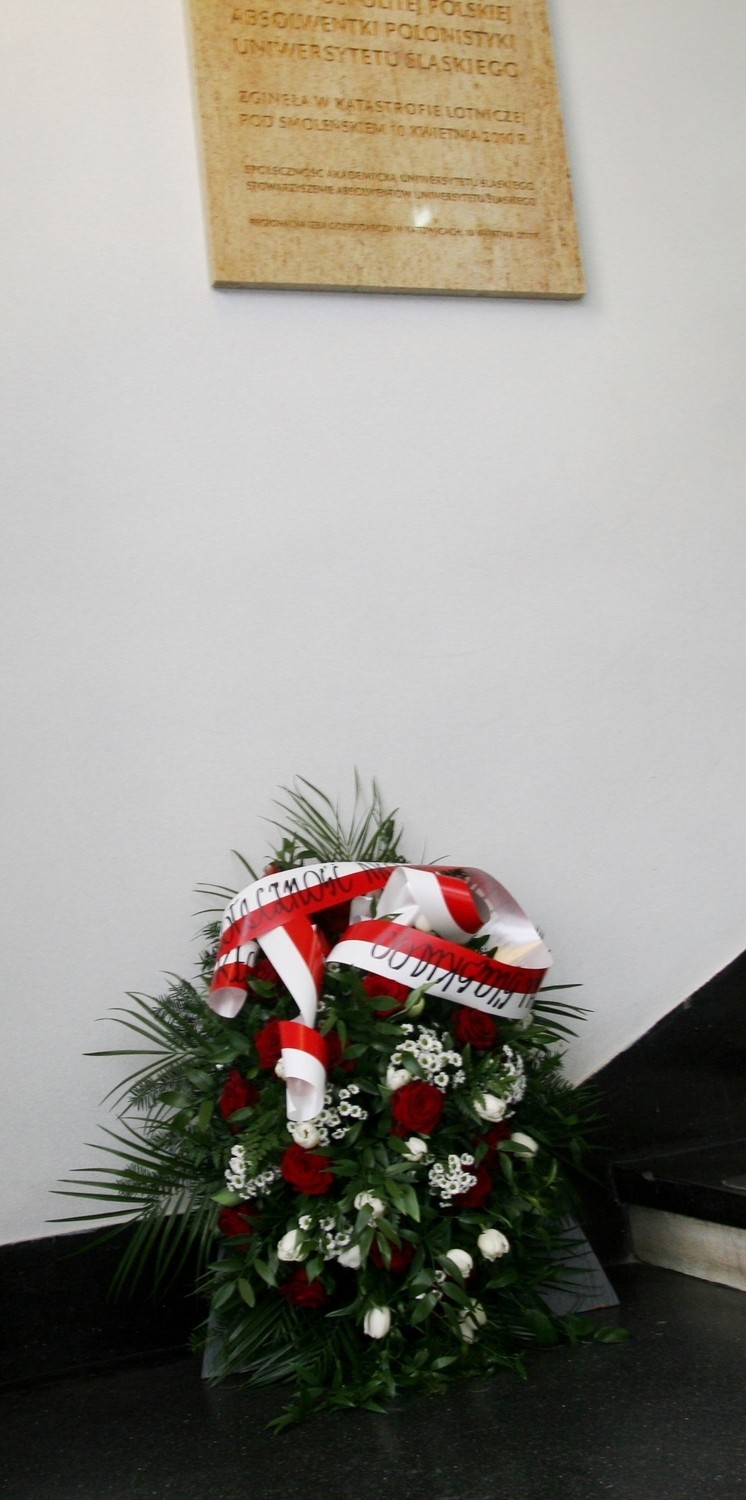 Rocznica katastrofy smoleńskiej: Kwiaty pod tablicą poświęconą pamięci Krystyny Bochenek