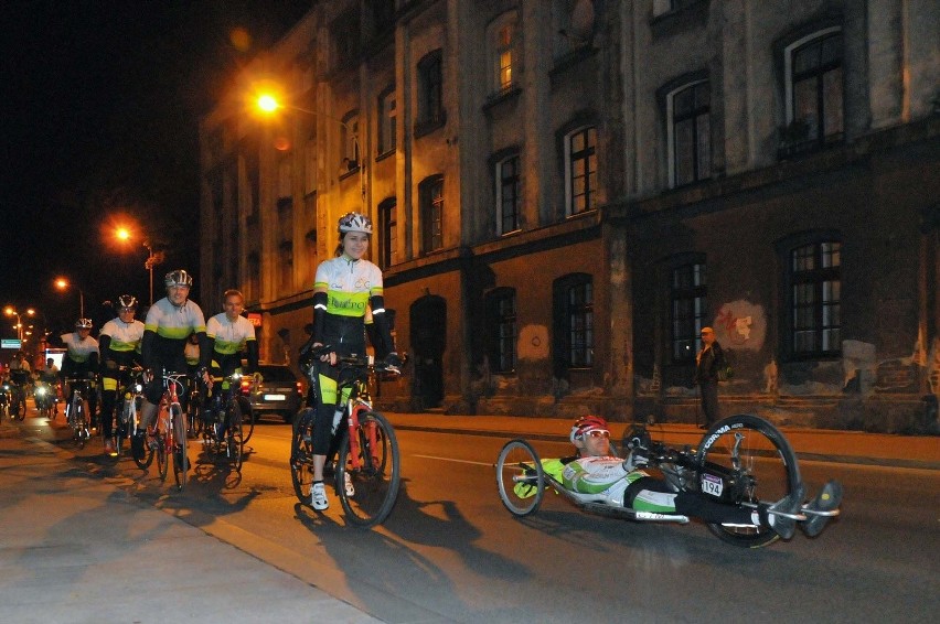 Około 30 osób przyjechało na rowerach z Krakowa do Łodzi w...