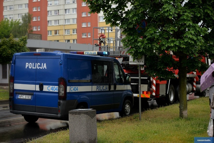 Zadymienie w bloku na ulicy Kaliskiej. Mężczyzna miał 5 promili alkoholu [zdjęcia]