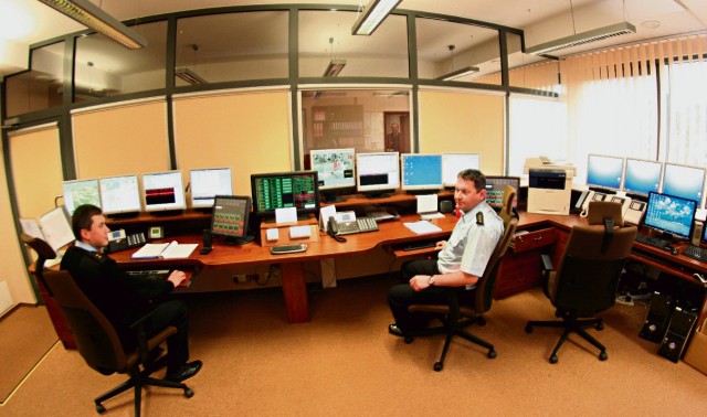 Na stanowisku koordynacji ratownictwa standardowo dyżurują dwaj strażacy. W chwilach zagrożenia może być ich pięciu